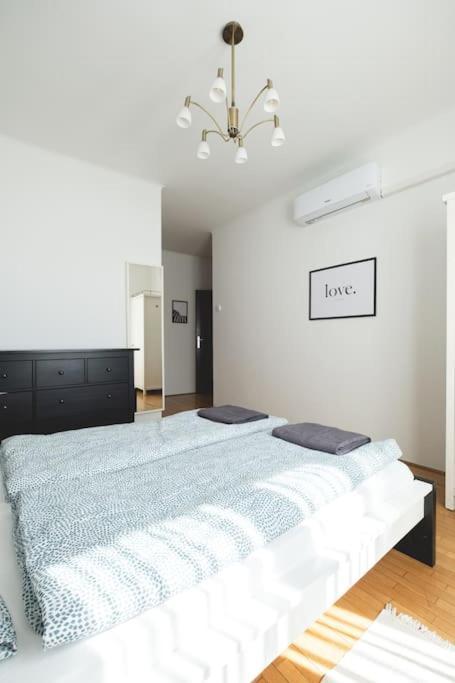 Bright Downtown Balcony Retreat Apartman Budapest Kültér fotó