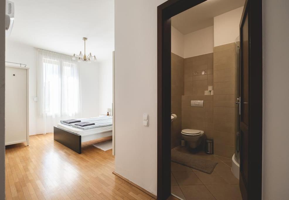 Bright Downtown Balcony Retreat Apartman Budapest Kültér fotó