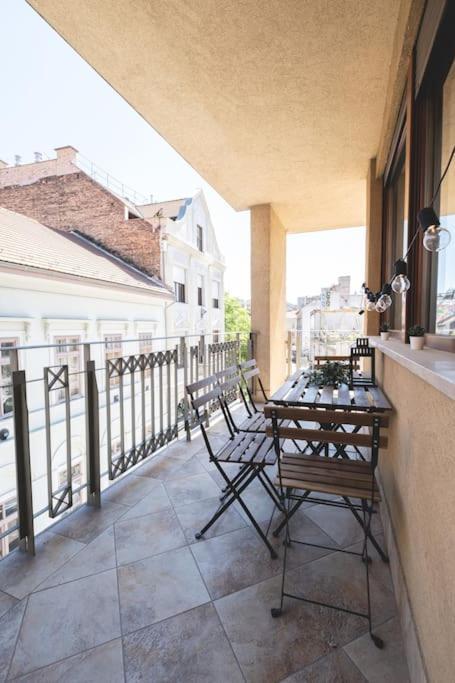Bright Downtown Balcony Retreat Apartman Budapest Kültér fotó